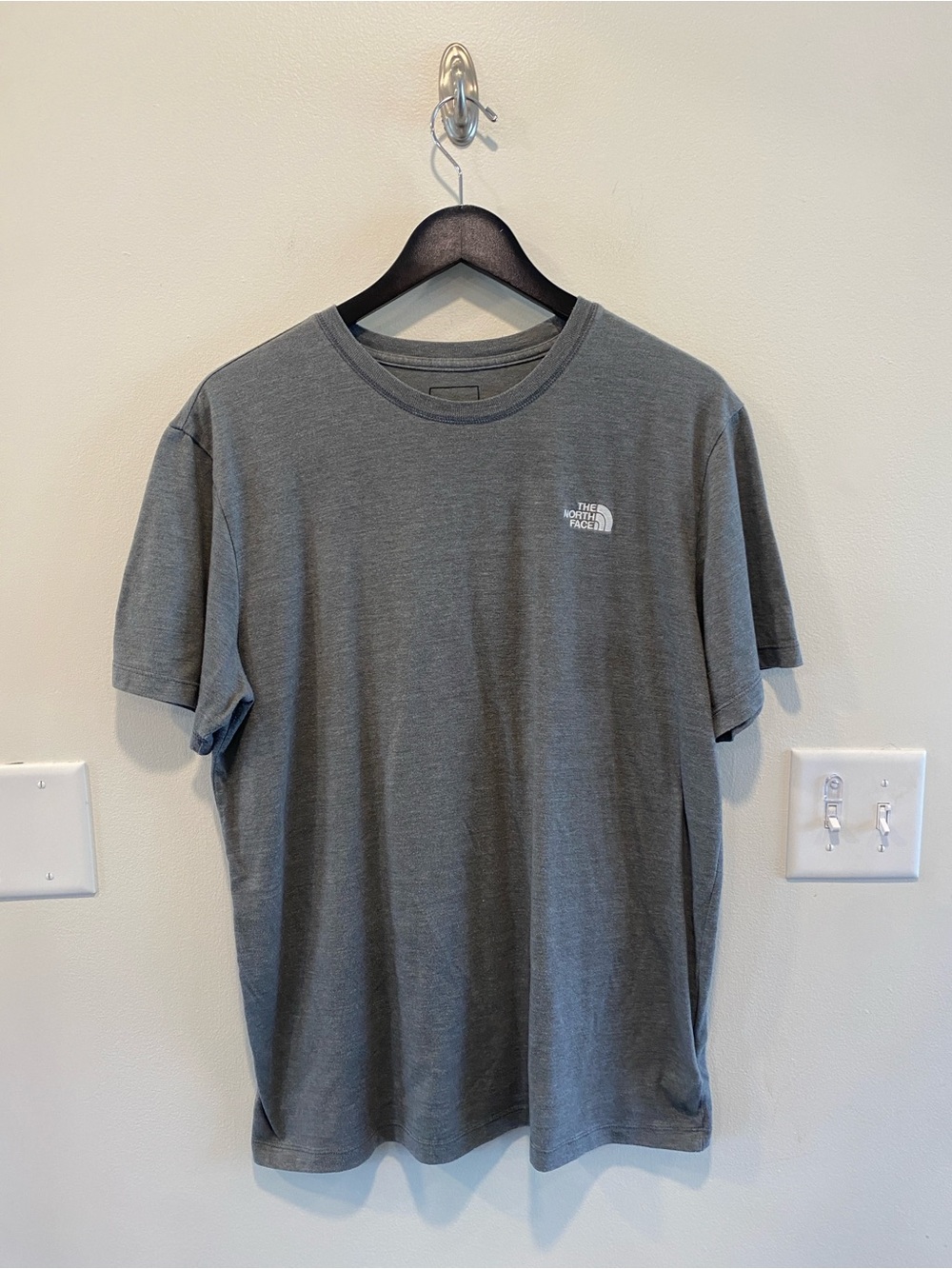 The north face short sleeve logo tee mens sz large gray outdoors active athletic